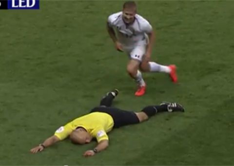 Árbitro leva carrinho por trás que rende aplausos da arquibancada