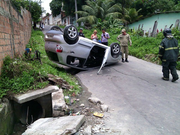   Homem fica preso às ferragens do carro após colisão no Tancredo Neves