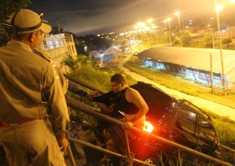 Em rua sem saída, carro vai parar no barranco