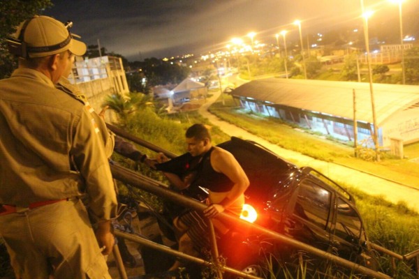 Em rua sem saída, carro vai parar no barranco