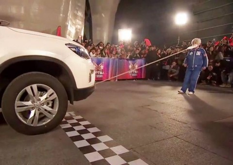 Aos 81 anos, idosa puxa carro apenas com os dentes