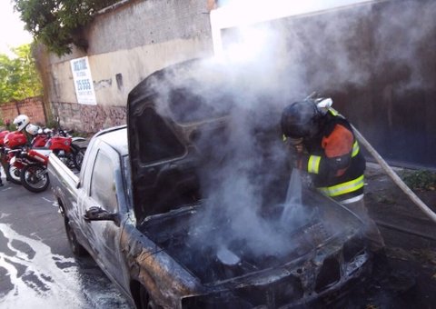 Carro incendeia em plena rua no Planalto