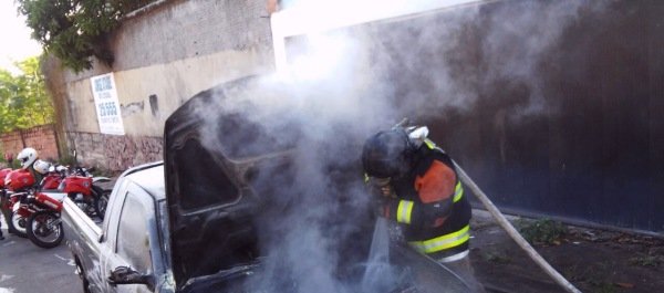 Carro incendeia em plena rua no Planalto