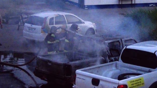Quatro carros da prefeitura incendiados 