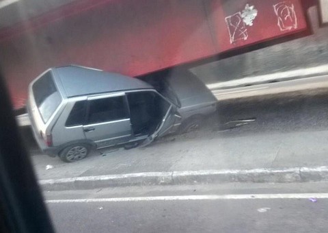 Motorista perde o controle e carro fica preso embaixo de viaduto do São José