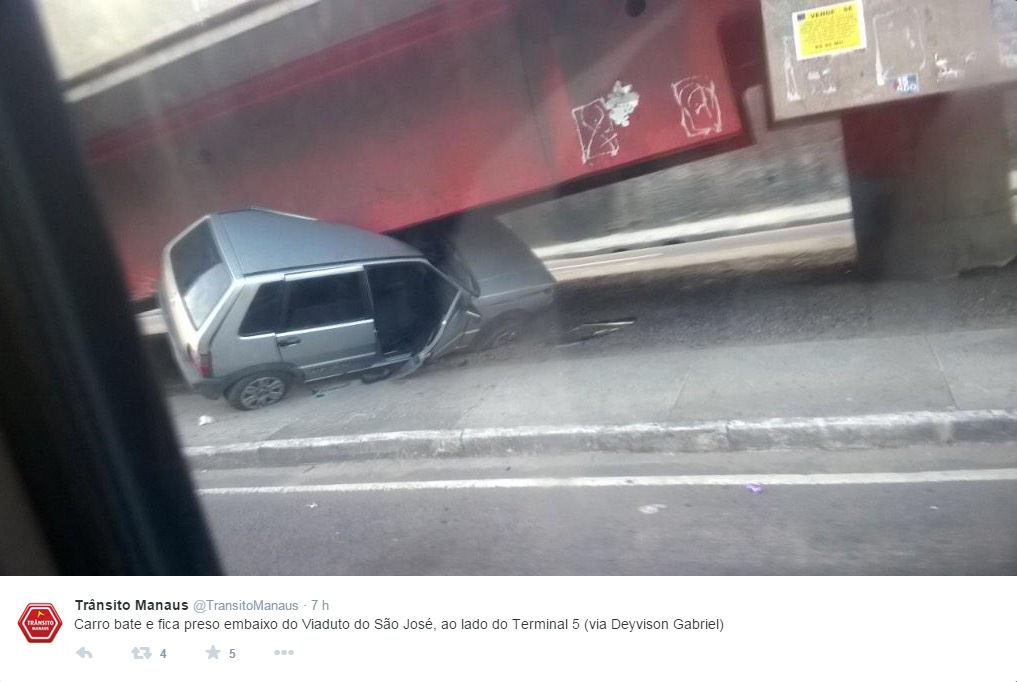 Motorista perde o controle e carro fica preso embaixo de viaduto do São José