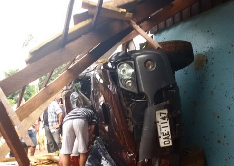 Caminhonete capota na AM-070 e derruba fachada e telhado de comércio