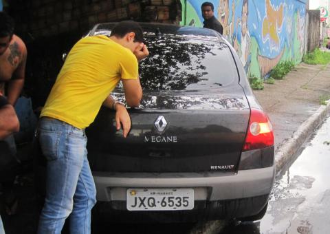 Jovem tenta ultrapassar, perde controle do carro e bate em muro