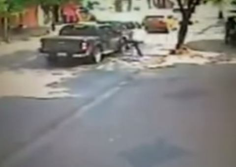 Vítima de assalto passa com carro por cima de bandidos