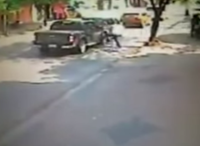 Vítima de assalto passa com carro por cima de bandidos