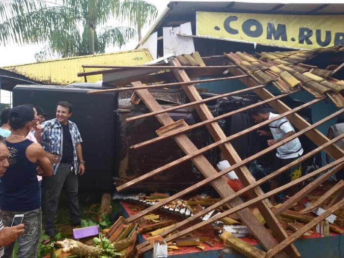 Caminhonete capota na AM-070 e derruba fachada e telhado de comércio