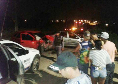 Carros colidem e deixam dois feridos na Manoel Urbano