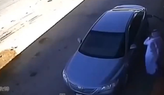 Homem esquece que estava abastecendo o carro e o pior acontece. Veja: