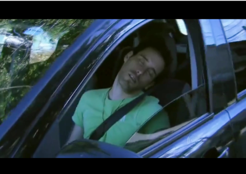 Motorista dorme no trânsito e deixa repórter falando sozinha ao ser acordado