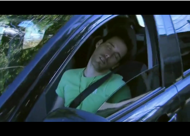 Motorista dorme no trânsito e deixa repórter falando sozinha ao ser acordado