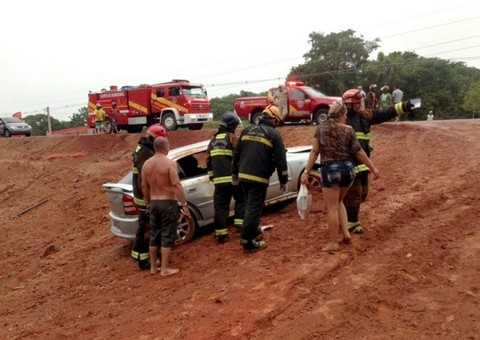 Carro capota na AM-070