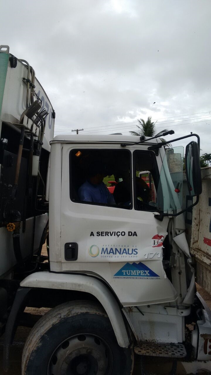 Carros de lixo colidem e uma pessoa sai ferida