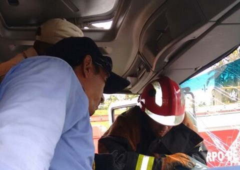 Carros de lixo colidem e uma pessoa sai ferida