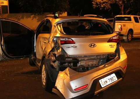 Motorista em alta velocidade atinge ônibus na Cachoeirinha
