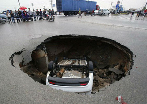 Flagrante de uma cratera engolindo um carro na China 