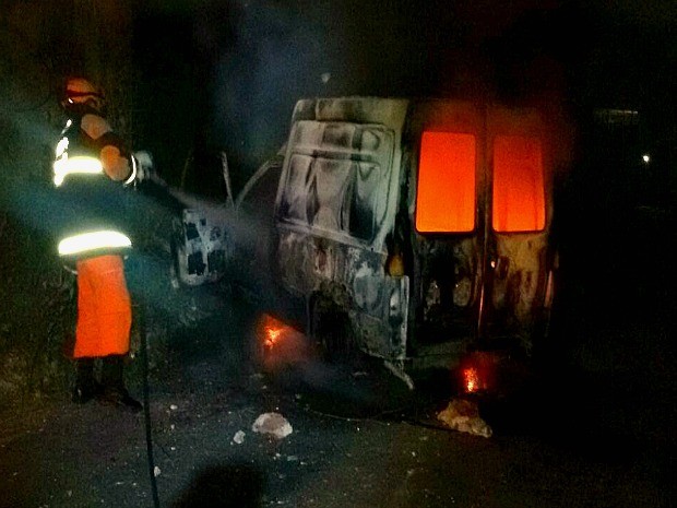 Carro capota na AM-010,  pega fogo e motorista fica ferido