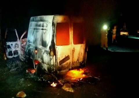 Carro capota na AM-010,  pega fogo e motorista fica ferido