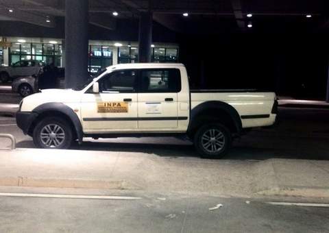 Flagrante - Veículo do Inpa obstrui rampa reservada para deficiente