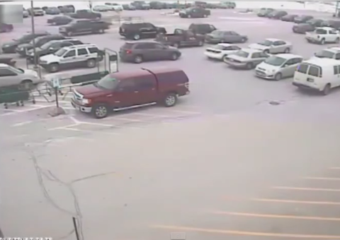 Veja tentativa frustrada de sair do estacionamento 