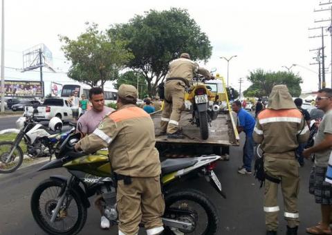 Veículos com restrição de roubo apreendidos em feira da Cidade Nova