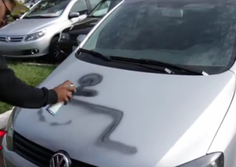Carros param em vagas de deficientes e levam corretivo. Veja