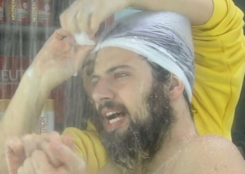 A Fazenda: Luiza Ambiel dá banho em Cartolouco e peões comemoram; vídeo