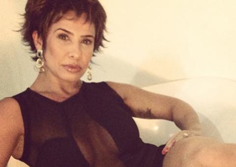 Scheila Carvalho aparece com os cabelos curtíssimos e é comparada com Ana Maria Braga