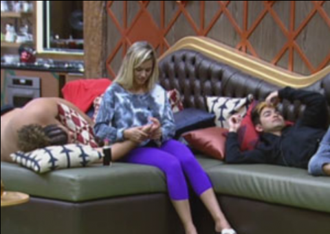 Sem perder oportunidade, Yudi pede Aryane em casamento