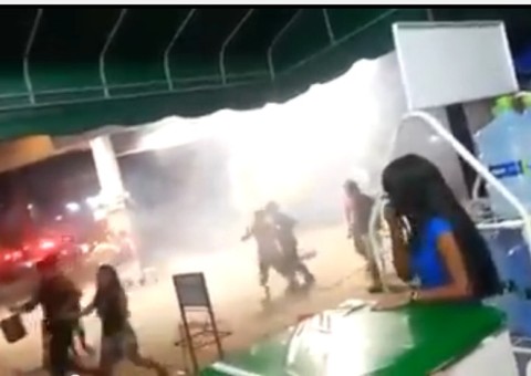 Polícia usa balas de borracha e gás para dispersar pagodeiros