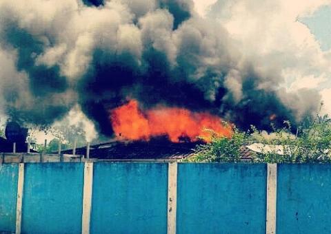 População perde a paciência e toca fogo em prefeitura e casa do prefeito de Tapauá. Veja fotos