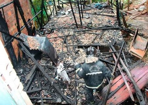  Incêndio destrói casa no bairro Nova Vitória