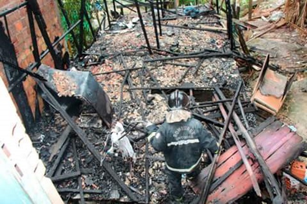  Incêndio destrói casa no bairro Nova Vitória