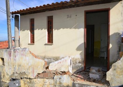 Criança de 2 anos morre atropelada após motorista bêbado invadir casa