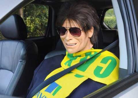 Casal usa manequim disfarçado dentro do carro para evitar assalto