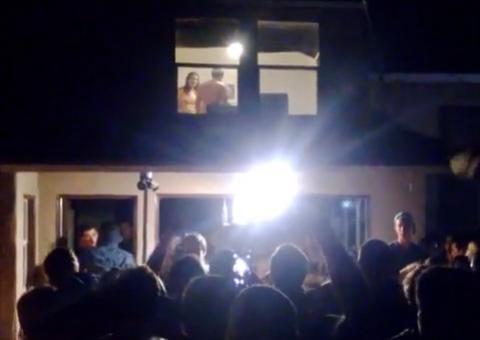 Casal tem relação íntima com as cortinas abertas durante festa e vídeo repercute na internet   