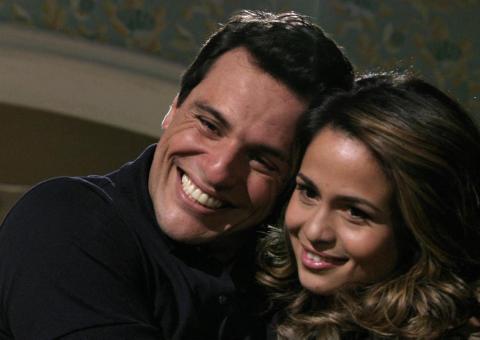 Lívia tenta atropelar Théo e Morena