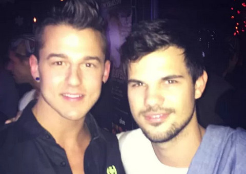 Taylor Lautner curte balada gay ao lado de modelo em Los Angeles