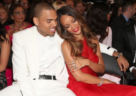 Chris Brown presenteia Rihanna com brincos de R$ 130 mil