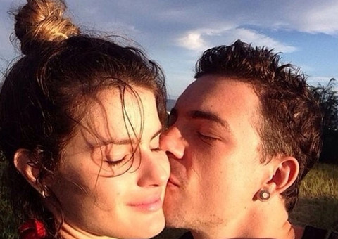 Fotos sensuais no Instagram do casal Di Ferrero e Isabeli Fontana 