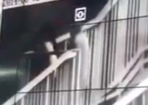 Câmera do CIOPS flagra casal em momento íntimo na Ponte Rio Negro