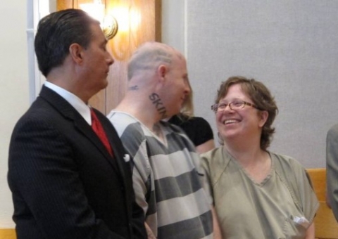 Casal comemora com sorriso e beijo, após serem sentenciados à prisão perpétua