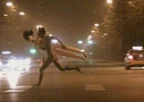Homem nu e com boneca inflável corre de mulher na China