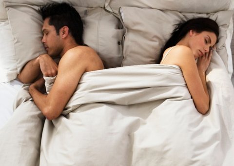 Homem ameaça mulher com divórcio por ela não gemer durante sexo