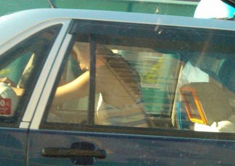 Casal faz sexo dentro de carro em movimento