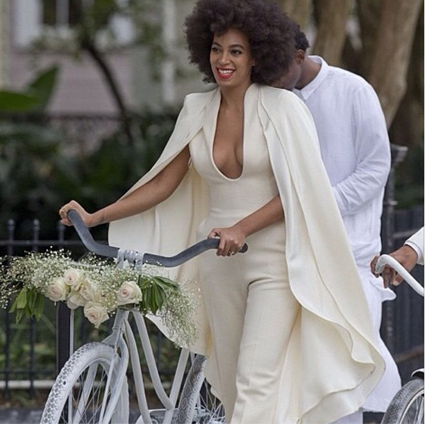 Irmã de Beyoncé vai de bicicleta à igreja no dia de seu casamento